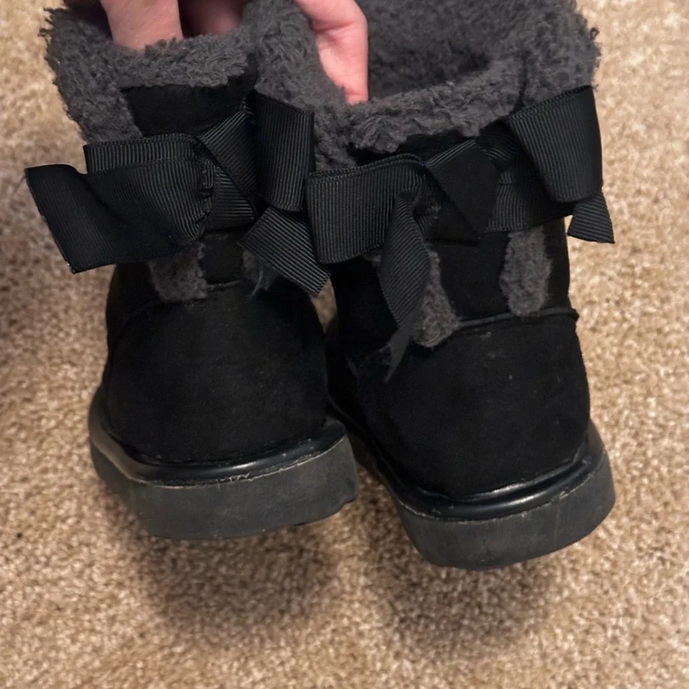London Fog Collection Black Cozy Faux Fur Winter Bow Back Boots